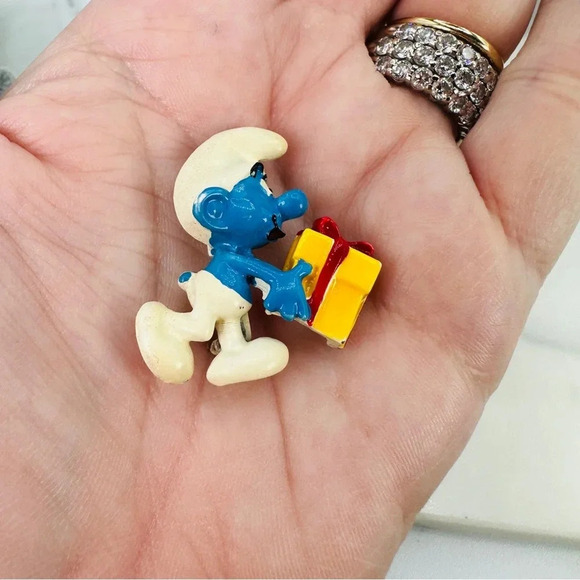 Vintage Jokey Smurf Pin Die Cast Present Box Cartoon Comic 70s Collectib… - Picture 2 of 9